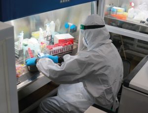 Uno scienzato in laboratorio