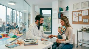 Un mamma con la sua bambina dal dottore