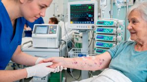 Una infermiera controlla una trrombosi venosa da catetere